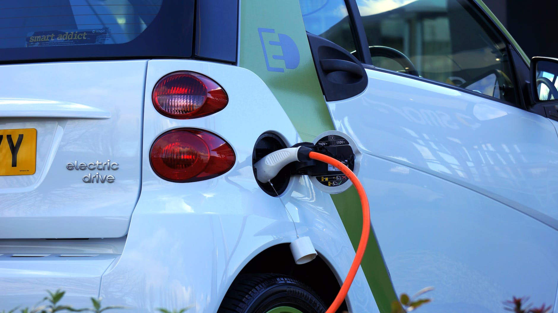Aandeel elektrische auto’s stijgt, maar valt in het niet bij het aandeel auto’s met een verbrandingsmotor