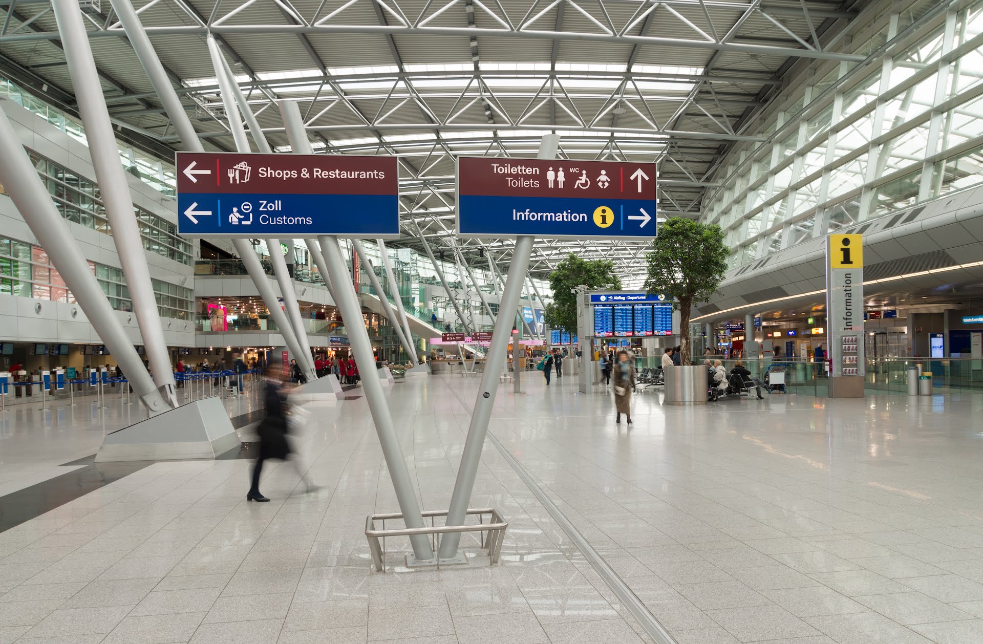Niet Schiphol maar Düsseldorf is de populairste luchthaven om te vertrekken met de meivakantie