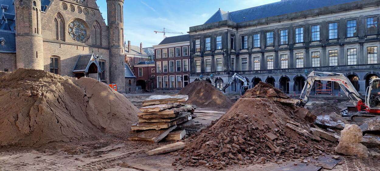 Renovatie Binnenhof miljoenen euro’s duurder en op z’n vroegst eind 2028 gerealiseerd