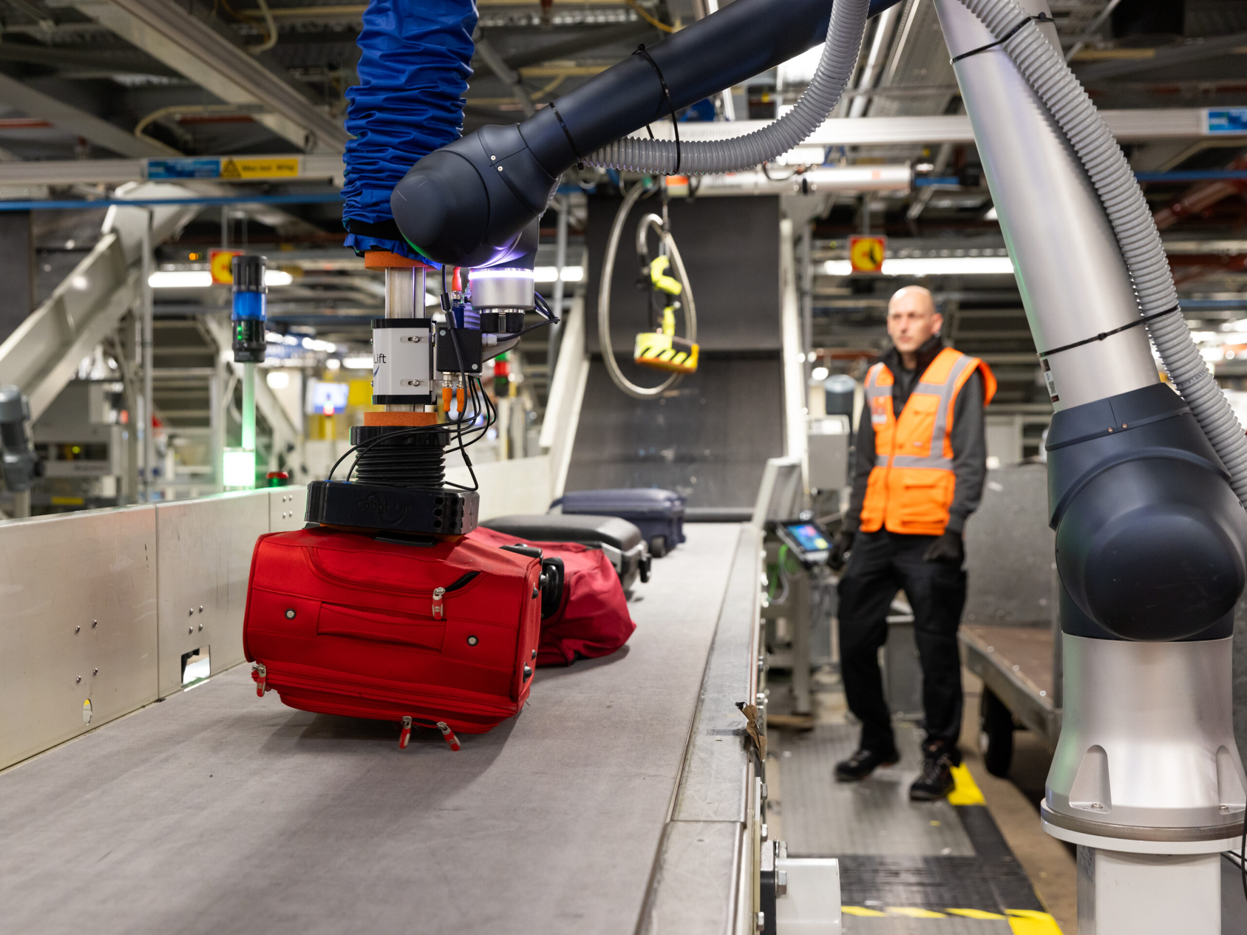 Aviapartner neemt nieuwe bagagerobot in gebruik, Schiphol neemt belang in fabrikant bagagerobots