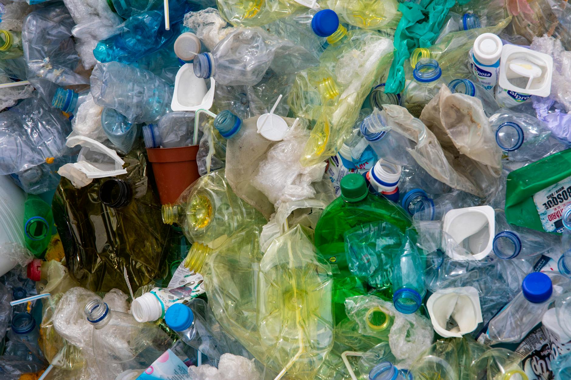 Overheid moet gerecycled plastic verplichten